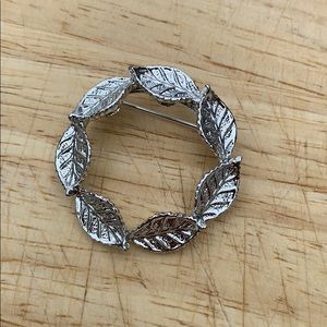 Vintage circle leaf brooch pin by GERRYS